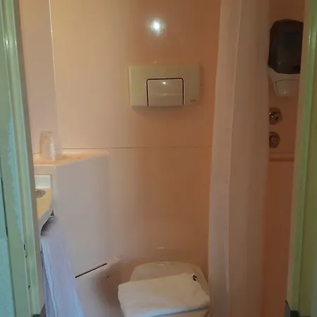 Première Classe Compiègne 2* Jaux